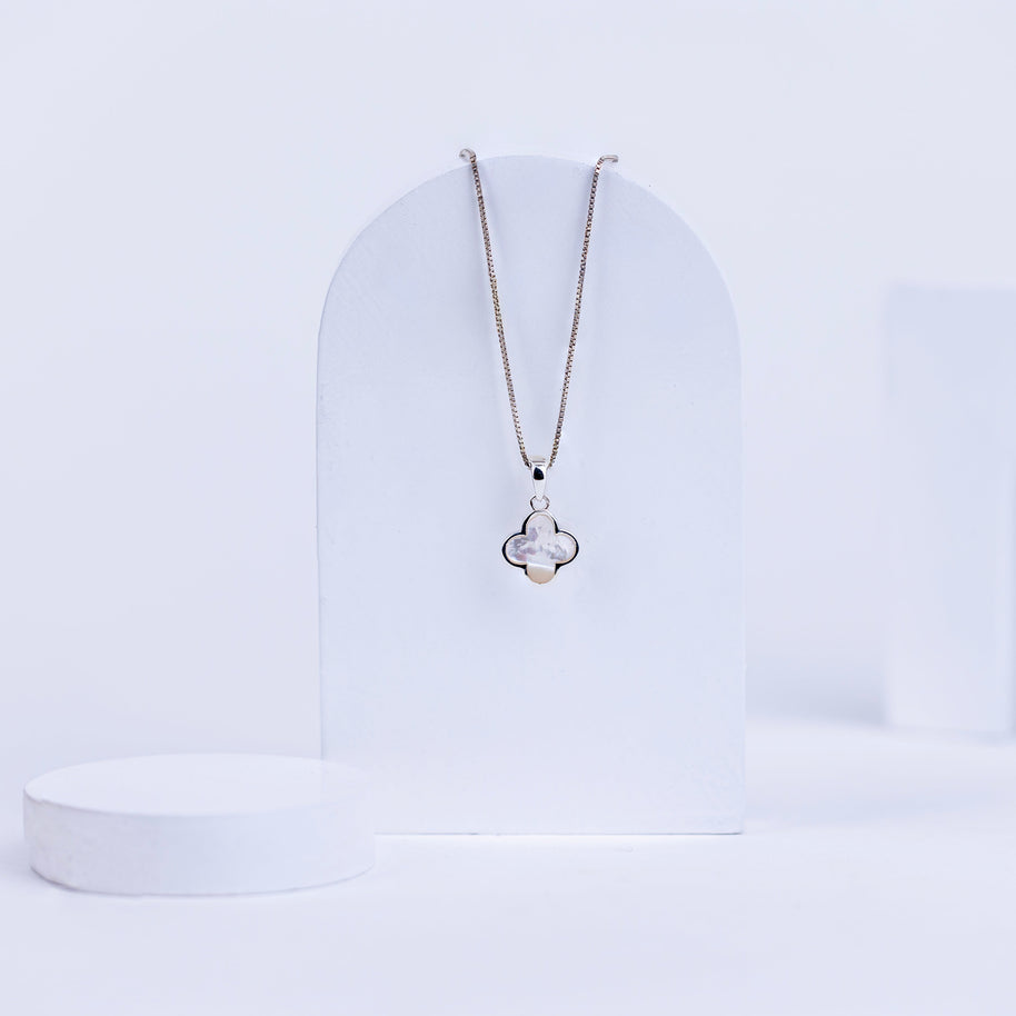 Exquisite 92.5 Sterling Silver White Clover Pendant in Mother of Pearl