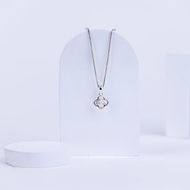 Exquisite 92.5 Sterling Silver White Clover Pendant in Mother of Pearl