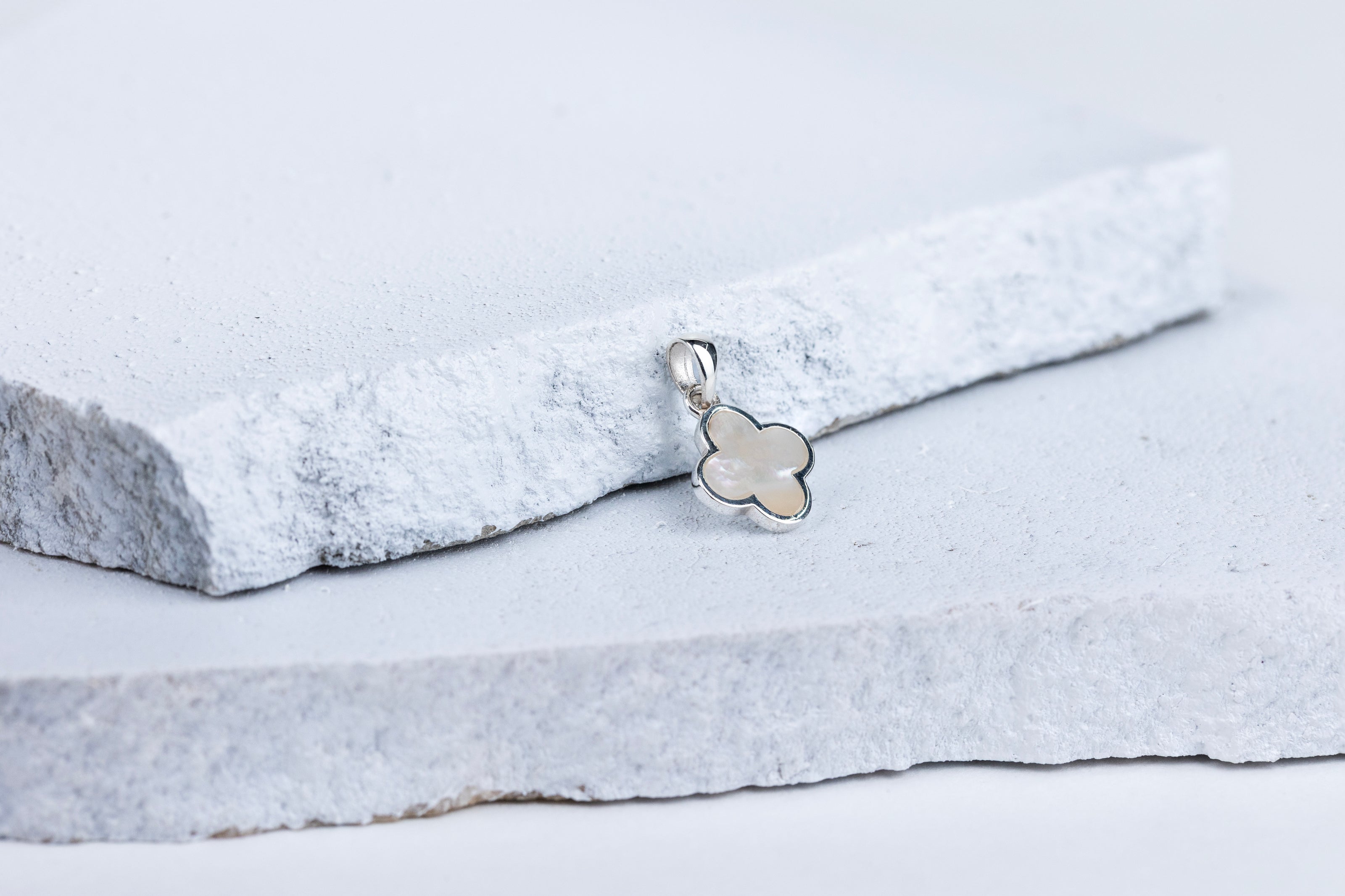 Exquisite 92.5 Sterling Silver White Clover Pendant in Mother of Pearl