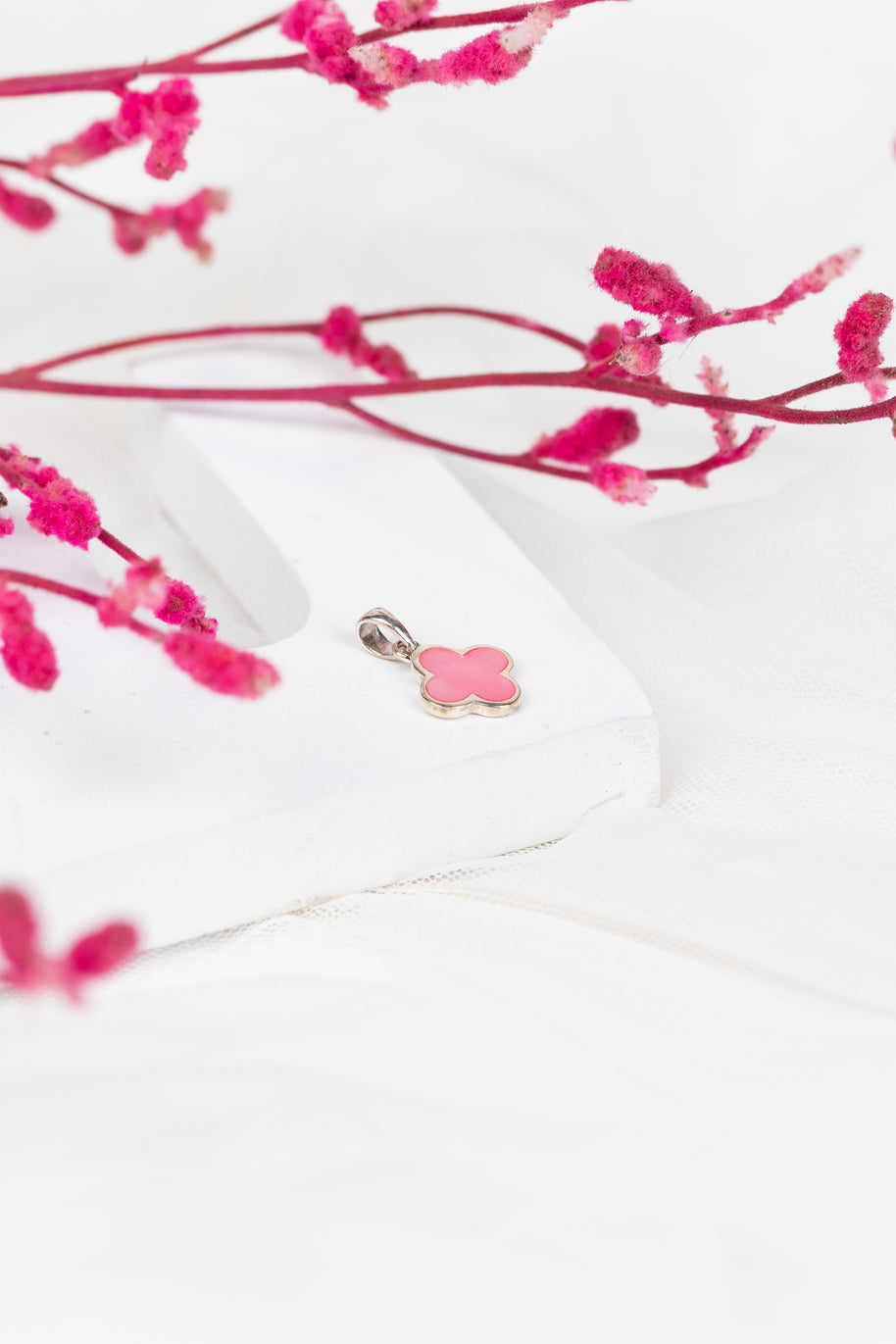 Exquisite 92.5 Sterling Silver Pink Clover Pendant in Mother of Pearl